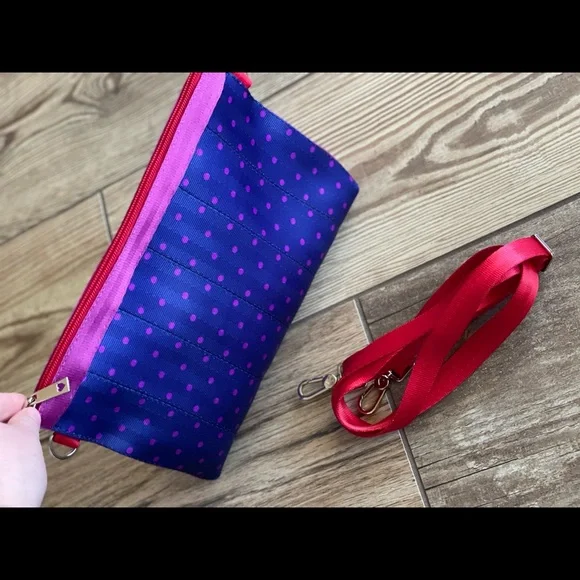 🍄SOLD FB🍄Harveys Seatbelt Bow Clutch Merry Bright - Picture 2 of 7